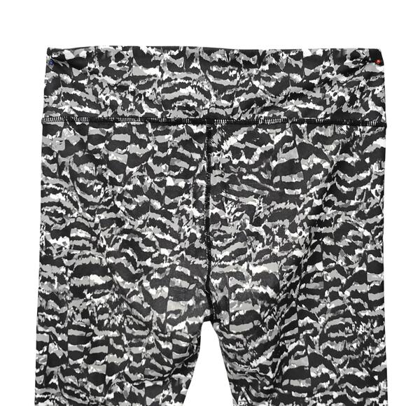 Fabletics Capri Leggings Size Small Black Gray Abstract Pattern Waistband Pocket - Picture 5 of 7
